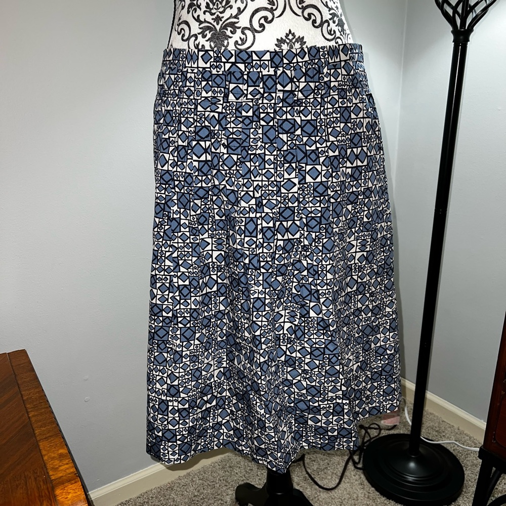 BCBG MAXAZRIA blue white black pattern skirt.
